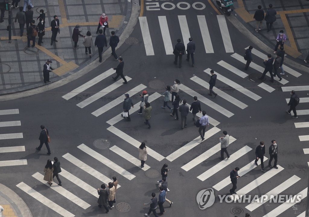 확진자 급증 부산 거리두기 격상 검토…시·질병청 협의