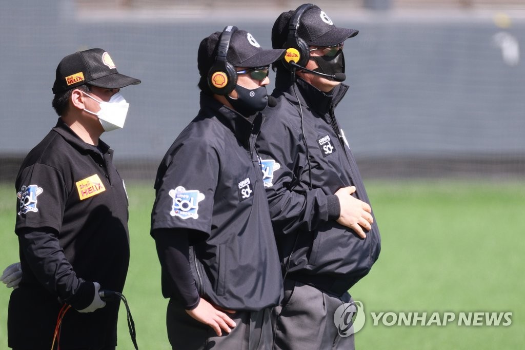 KBO 첫 '태그업 상황' 비디오 판독…결과는 주자 세이프