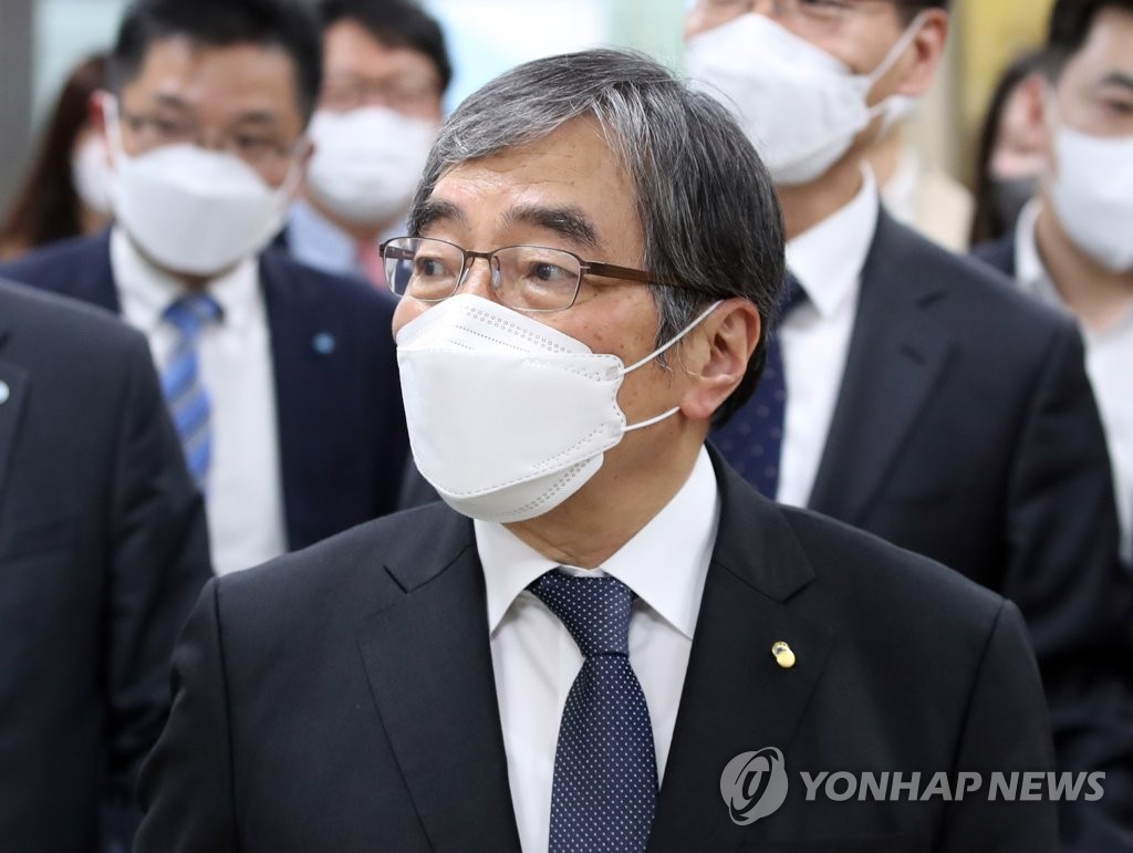 윤석헌 "빅테크 등 비은행 금융 커져…총체적 감독 필요"