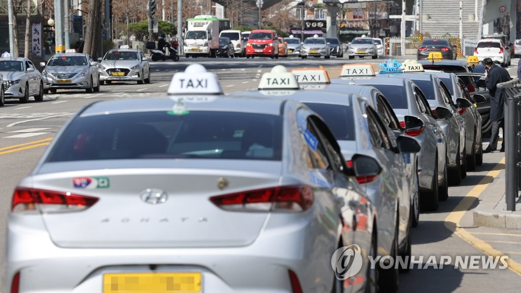 수원서 갓길 불법주차된 공사차량에 택시 추돌…운전기사 숨져