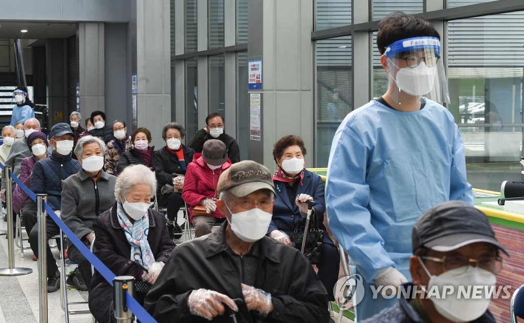 손주 걱정에 코로나19 백신 맞은 80대…"주사? 멀쩡해요"