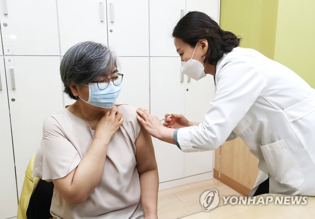 정은경 질병청장 AZ백신 공개접종…"순서대로 접종 꼭 해달라"(종합)