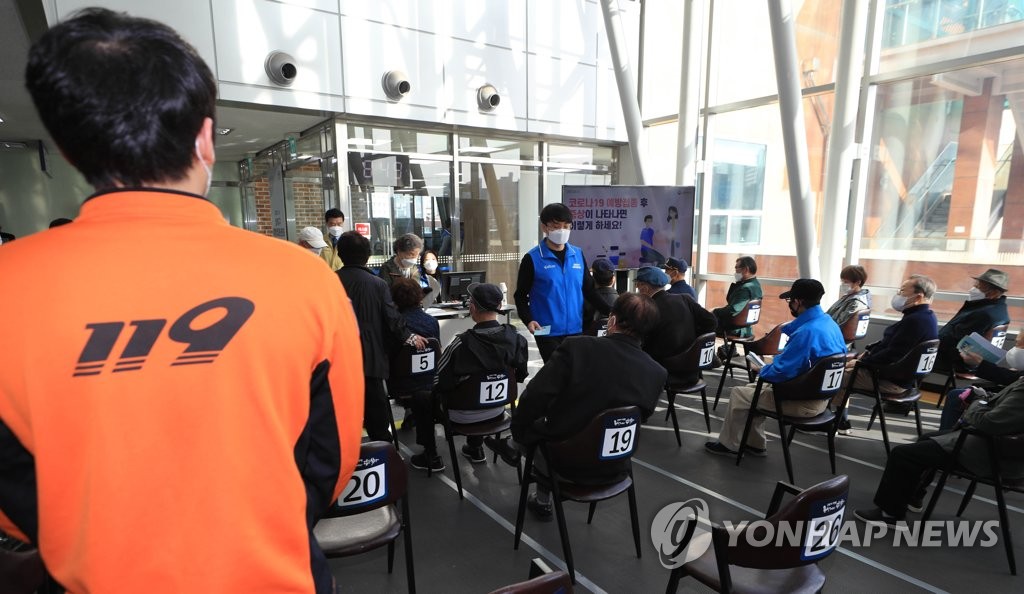 일반인 백신접종 시작…75세 이상 대상으로 전국 46곳 동시진행(종합)