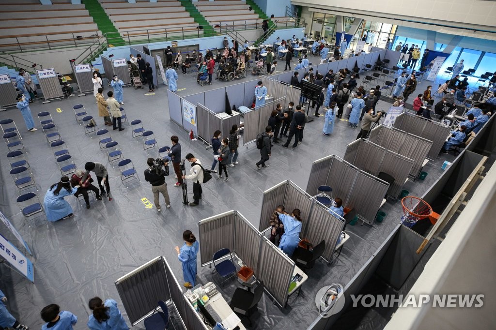 수급불안에 중-러 백신까지 거론…"검토 필요" vs "효능 불확실"