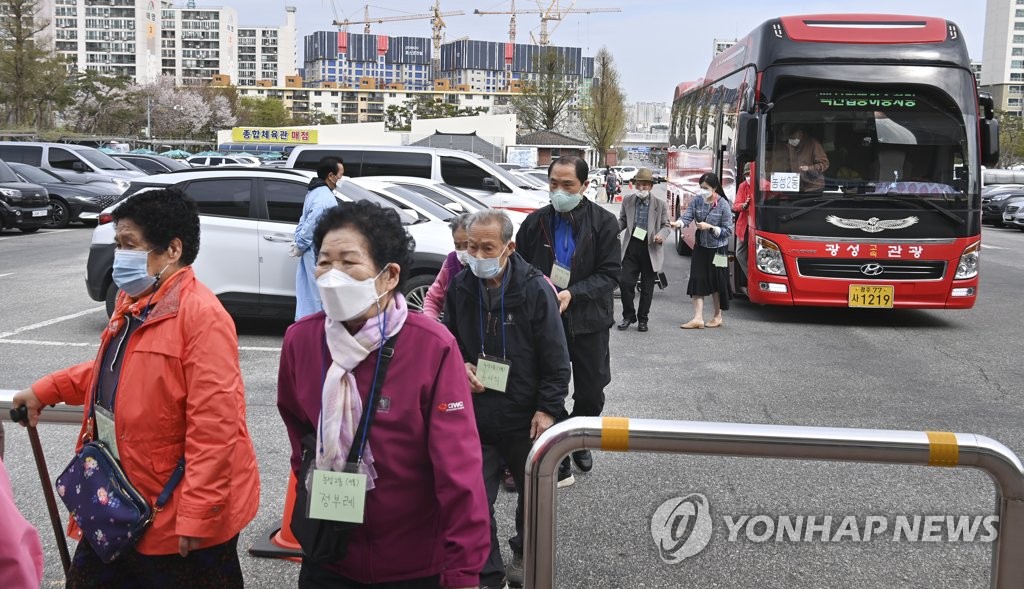 75세 이상 접종자 '사후관리 구멍'…공무원 1인당 수백명 담당