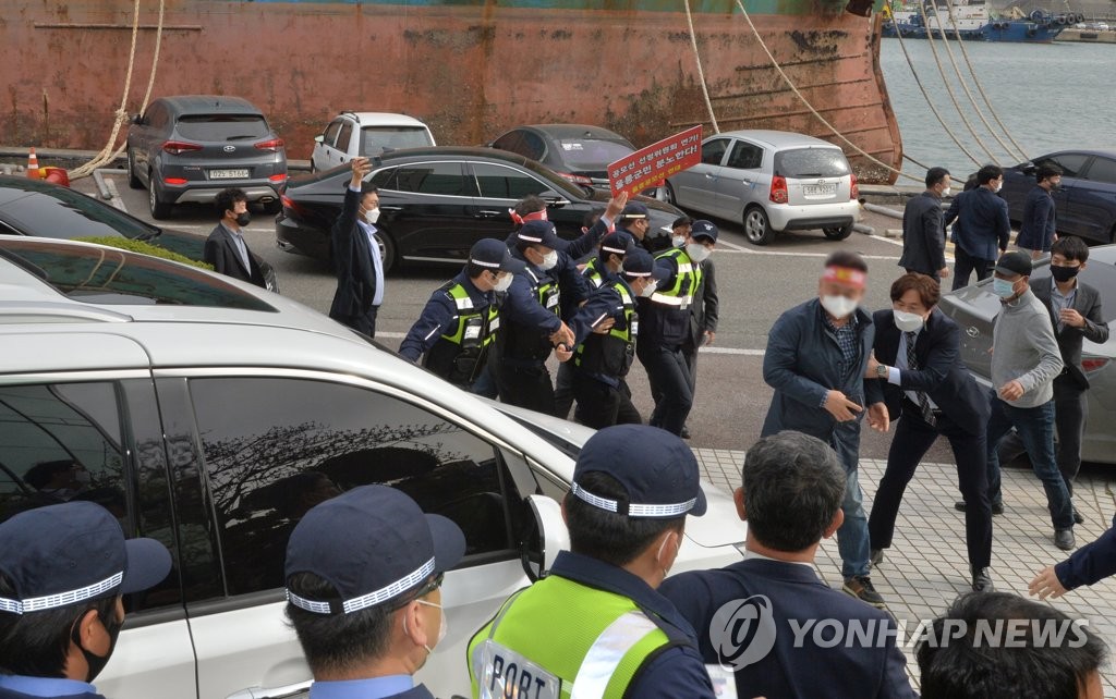 여객선 공모사업 촉구…울릉군민 해수부장관 차 막고 시위