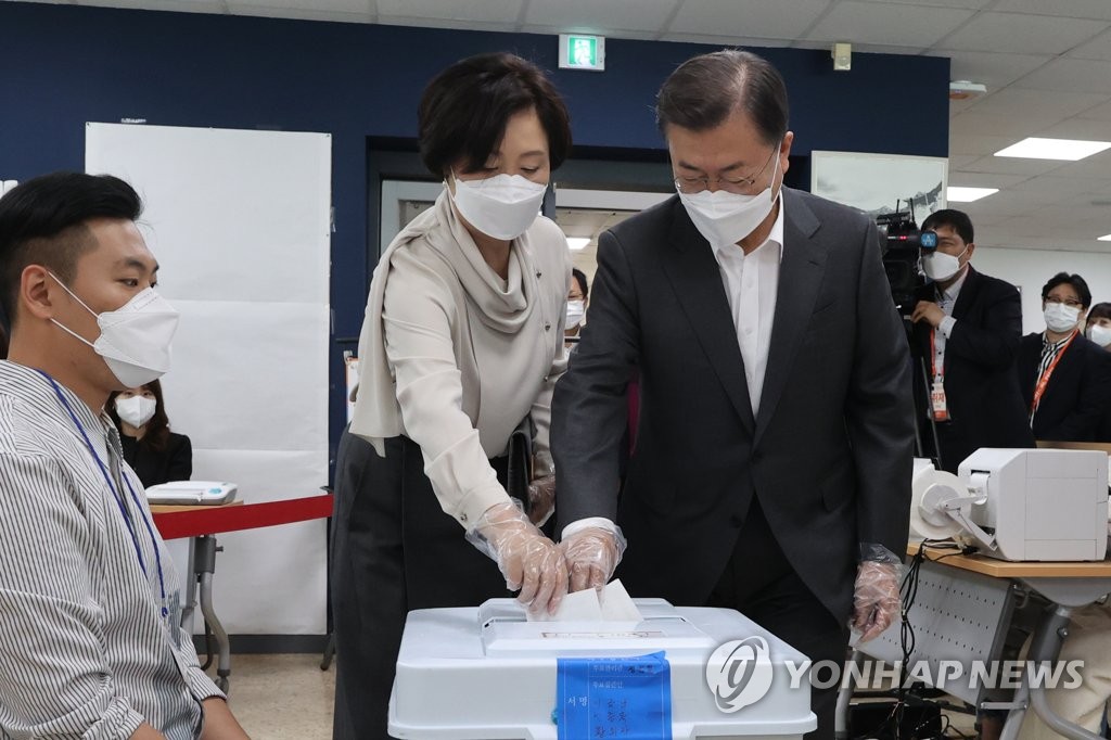 문대통령, 첫날 한표…"사전투표 많이들 하나요"(종합)