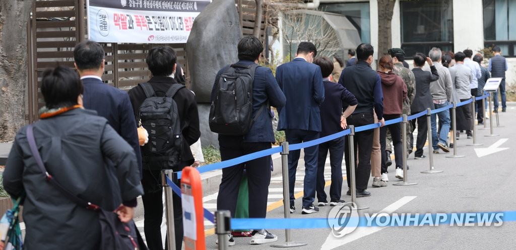 체온 재고 장갑 끼고 차분히 줄…코로나 뚫은 투표 열기(종합)