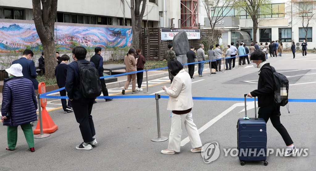 체온 재고 장갑 끼고 차분히 줄…코로나 뚫은 투표 열기(종합)
