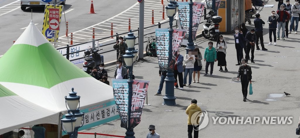 오늘도 500명대 초중반…한층 거세진 확산세에 '4차 유행' 우려