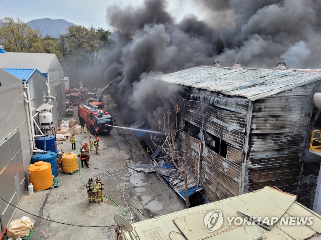 울주군 폐섬유 가공업체서 불…1명 부상