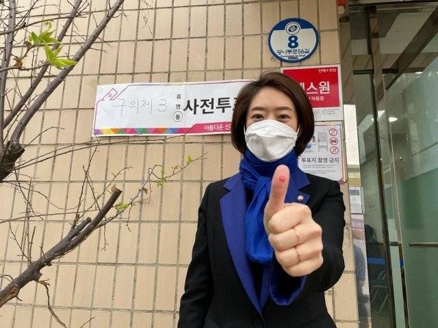 투표 후 '엄지 도장' 논란 고민정 "부적절한 행동 송구"