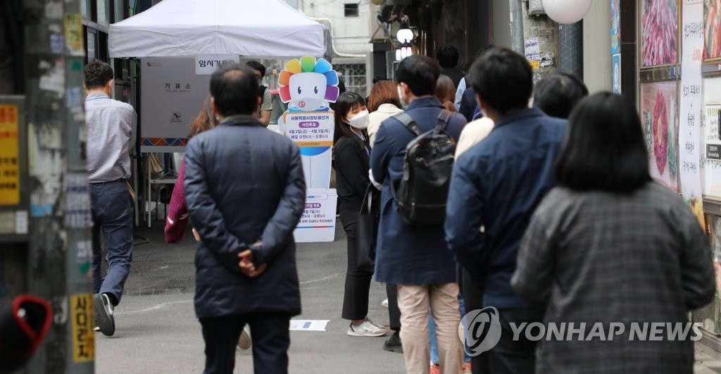 "주말이라 왔어요"…사전투표 마지막날 투표소마다 발걸음