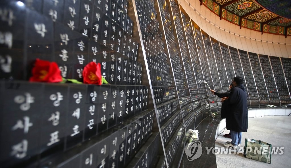 전국 봄비 촉촉…꽃구경 대신 마스크 쓰고 실내로