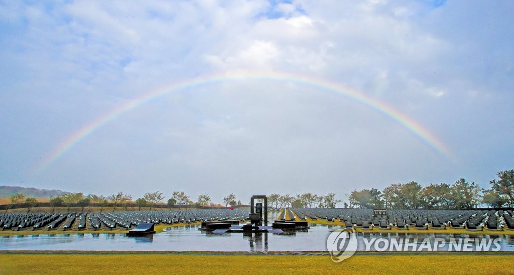 전국 봄비 촉촉…꽃구경 대신 마스크 쓰고 실내로