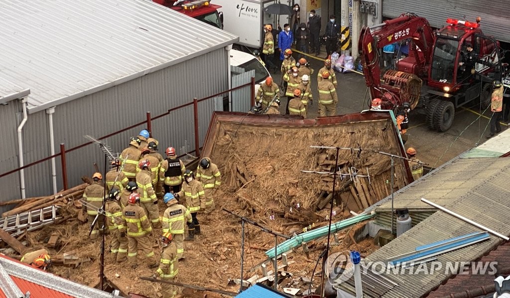 광주서 공사 중 주택 무너져…1명 사망, 3명 구조(종합2보)