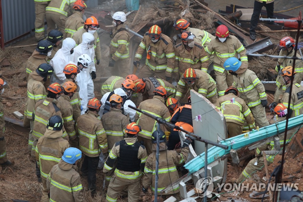 공사 중 목조주택 붕괴사고 원인 찾는다…관계기관 현장 감식