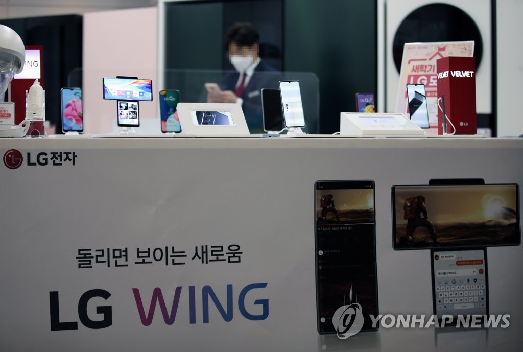 LG폰 이제 진짜 안녕…통신3사 '눈물의 재고떨이'
