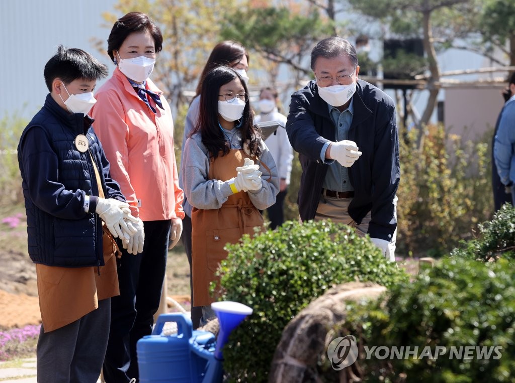 문대통령, '최초 석탄화력발전소' 자리에 나무심어