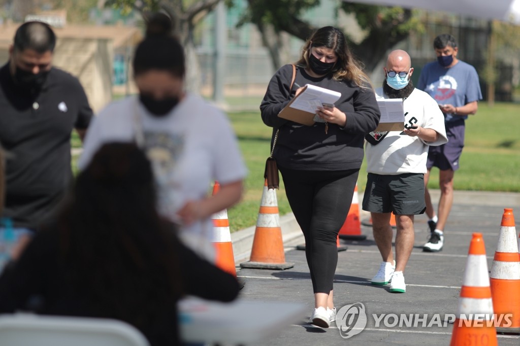 美 성인 절반 최소 1회 백신 접종…하루 확진 2주새 8%↑(종합)