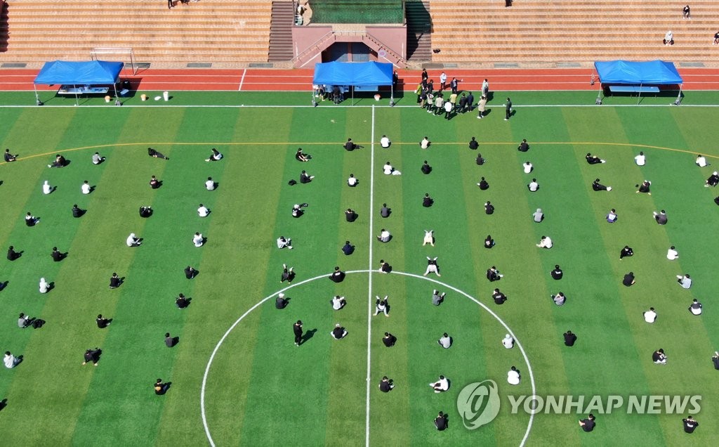 학생·교직원 확진자 2천명 육박…신학기 등교 수업 시험대에