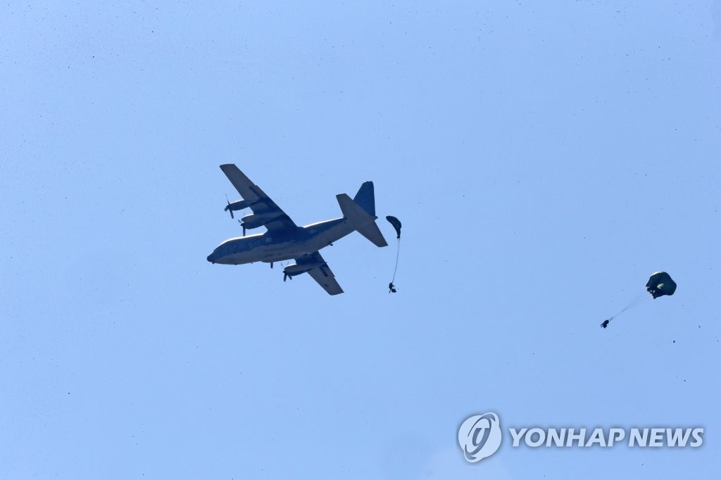 포항 해안서 합동 상륙훈련…돌격장갑차, 헬기 등 동원