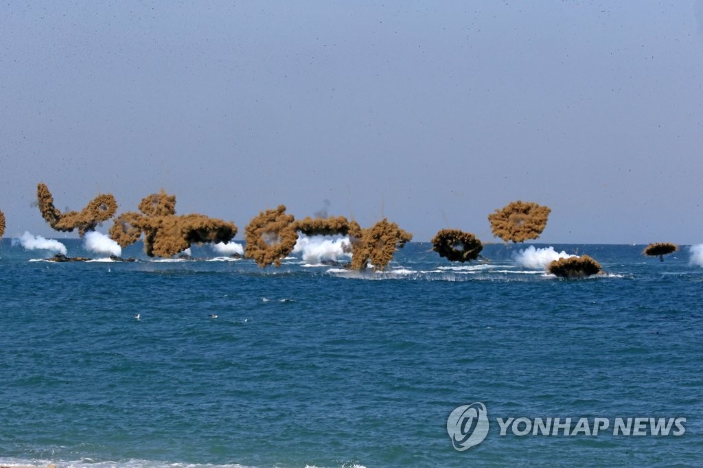 포항 해안서 합동 상륙훈련…돌격장갑차, 헬기 등 동원