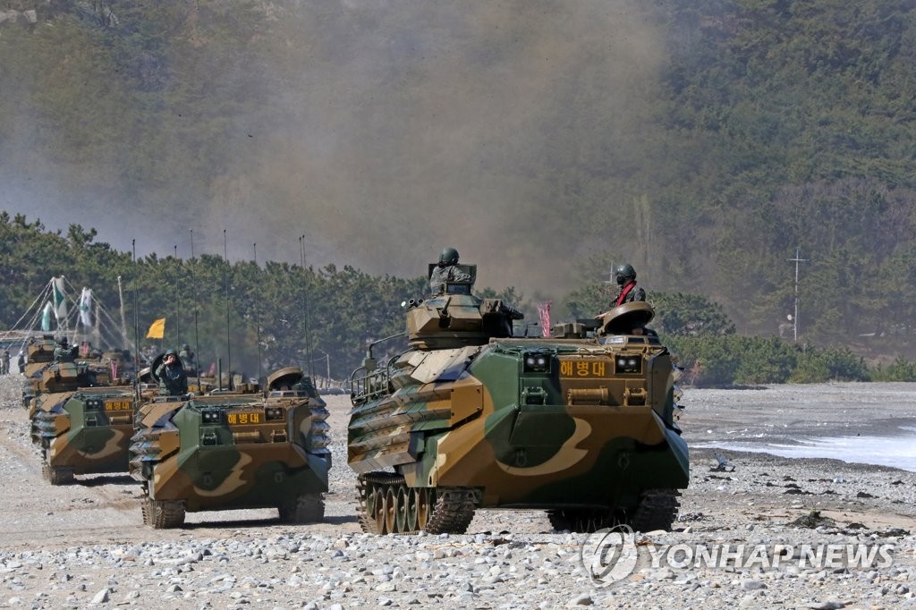 포항 해안서 합동 상륙훈련…돌격장갑차, 헬기 등 동원