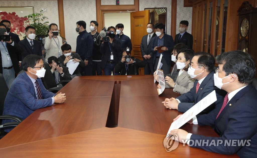 '내로남불' 표어 막았던 선관위, 표현의 자유 숨통 튼다