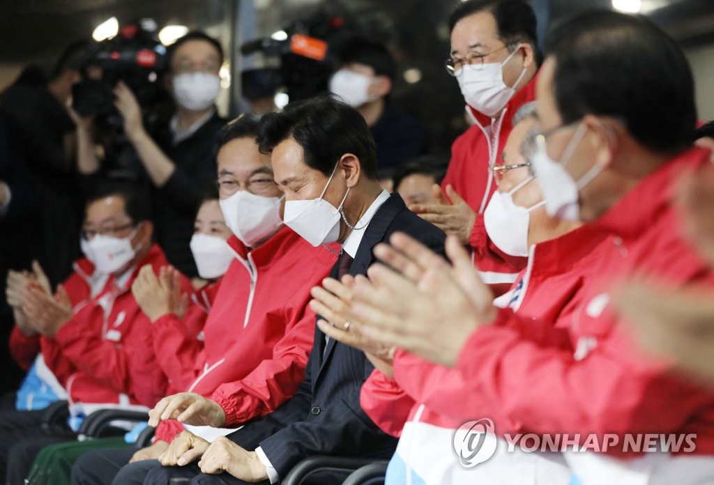 野, '압승' 출구조사에 환호…눈시울 붉힌 오세훈(종합)