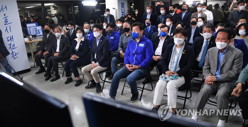 민주, '참패' 출구조사에 망연자실…무거운 침묵(종합)