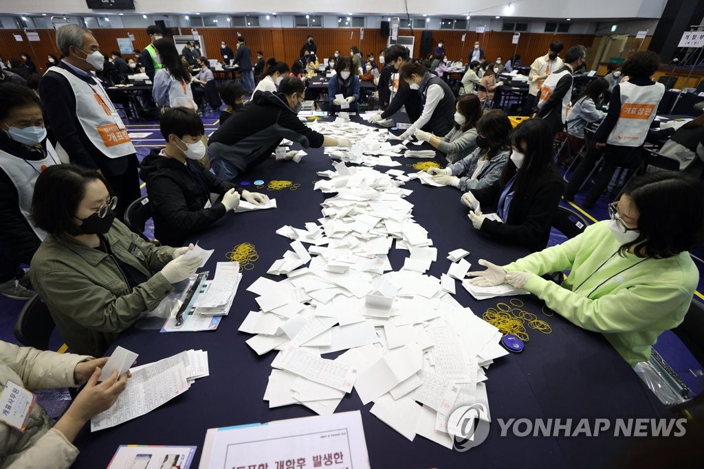 "한표 한표 엄정 처리"…마스크·장갑 끼고 개표 돌입