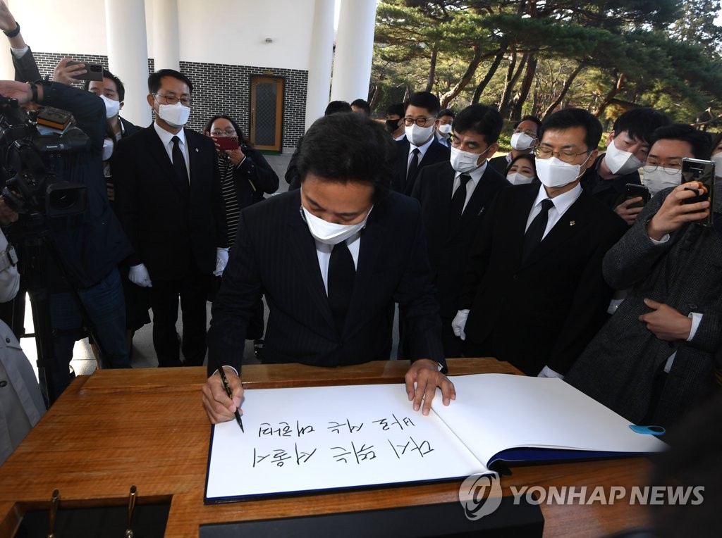 '첫 출근' 오세훈 "오늘부터 서울시는 다시 뛸 것"