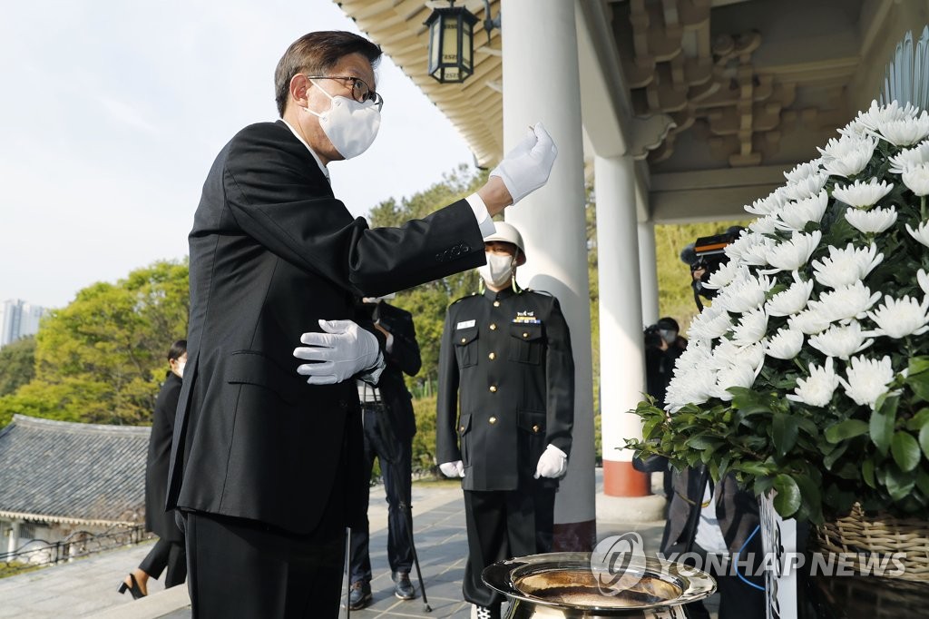 박형준 충렬사 참배로 업무 시작…"부산 자존심 지키겠다"