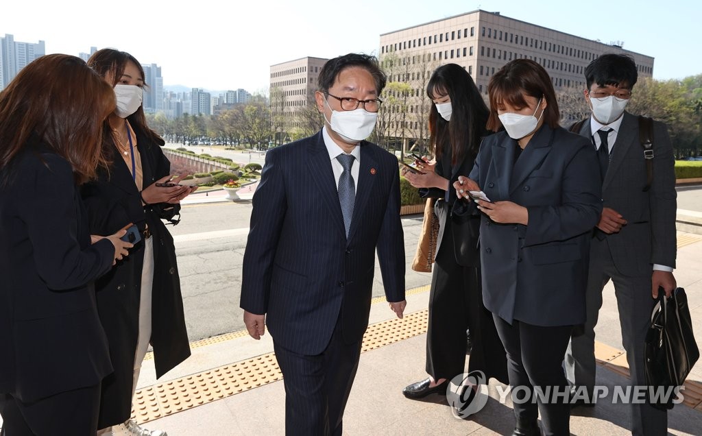 박범계 "검찰총장 인선에 영향 미치는 여러 현상 있어"