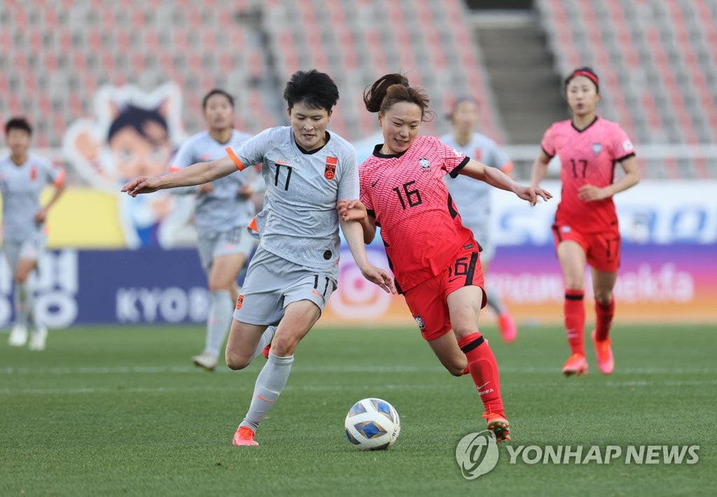 한국 여자축구, 반격 벼르며 중국으로…김혜리 등 24명 원정길