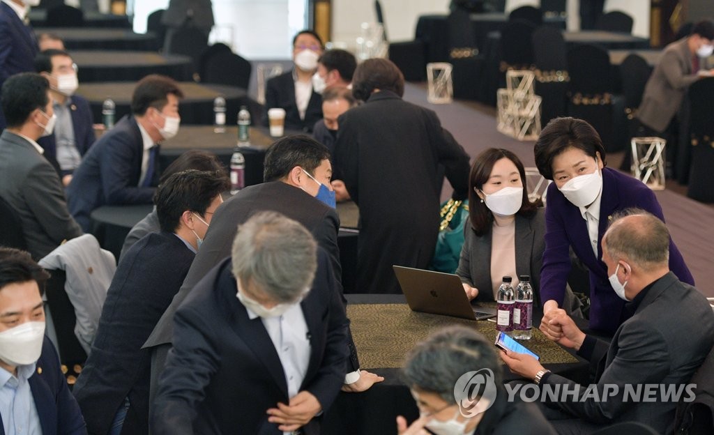 與 최고위원 선출방식 논쟁 수면위로…'전대 직접선출' 탄력받나(종합)