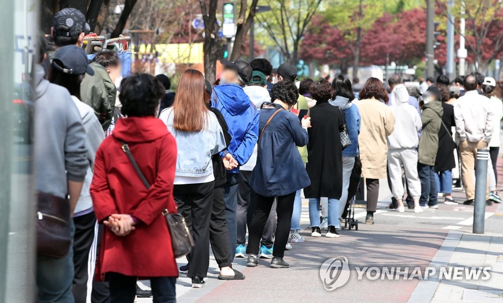 [3보] 신규확진 672명…주말 검사수 감소에도 나흘째 600명대