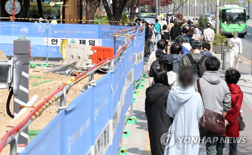 신규 확진자 3명 중 1명 감염경로 '불명'…"지역확산 심각"