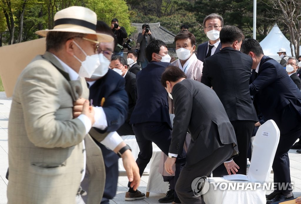 "김원웅 광복회장, 임정 수립 기념식서 멱살잡이 당해"