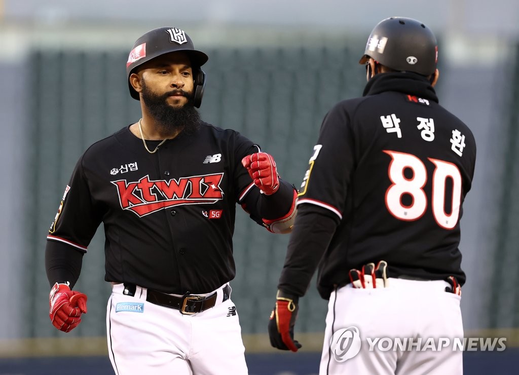 '알몬테 기 살리기' 이강철 "로하스 처음보다 잘하고 있다"