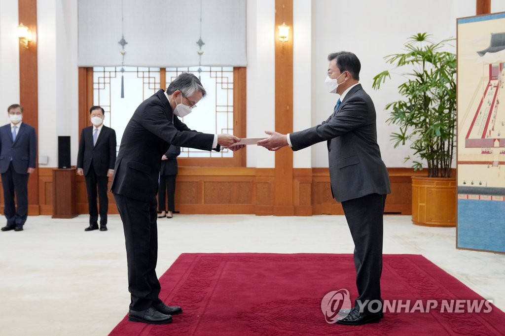 [2보] 문대통령, 日대사 만나 "오염수 방류, 우려 매우 크다"