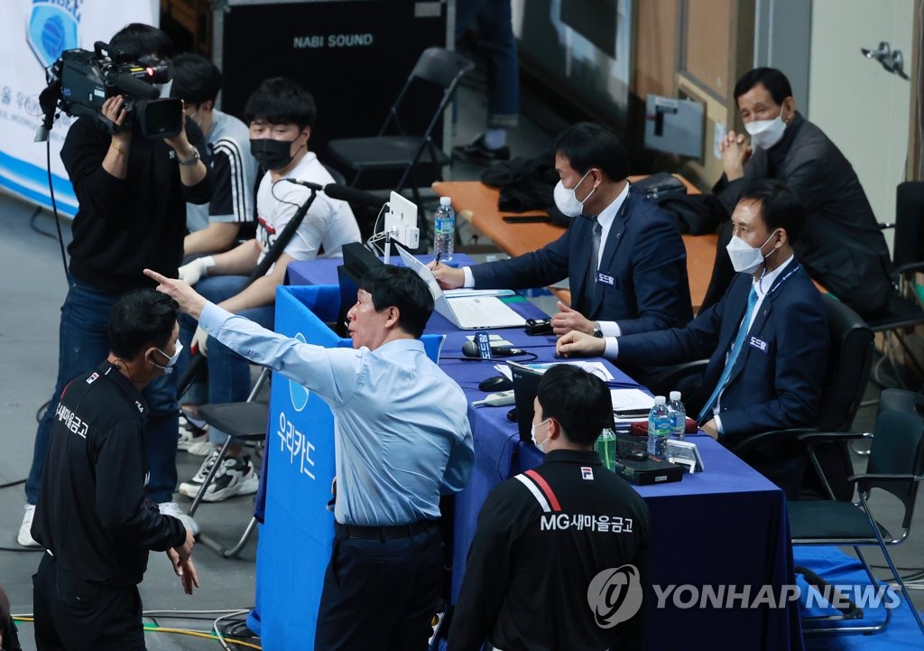 겉옷 벗은 신영철·선수와 대립한 산틸리…냉정함 잃은 감독들