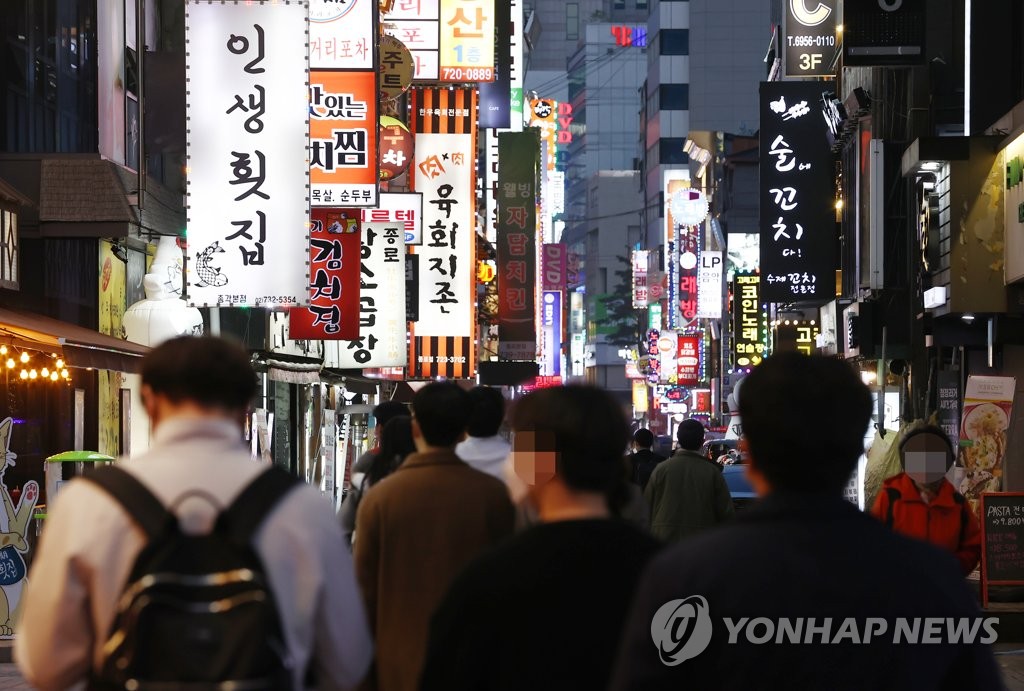 "아직 환자 급증세 아냐…대응여력·접종 고려해 단계 조정검토"