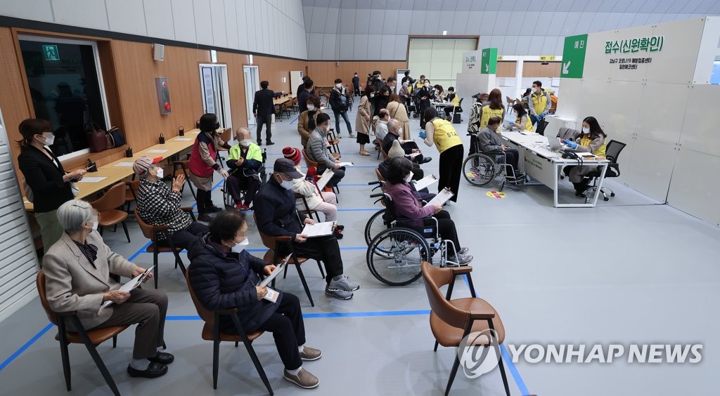 당국 "무증상 확진 비율 절반….위중증·사망 최소화가 방역 목표"