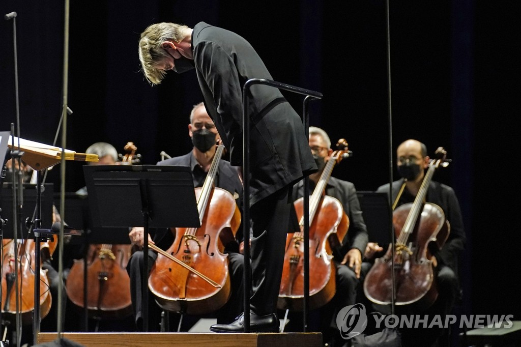 "오래 꿈꿔온 순간"…400일 만에 무대 오른 뉴욕필