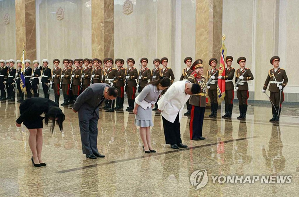 김정은, 김일성 생일에 리설주와 금수산궁전 참배…공연도 관람(종합2보)