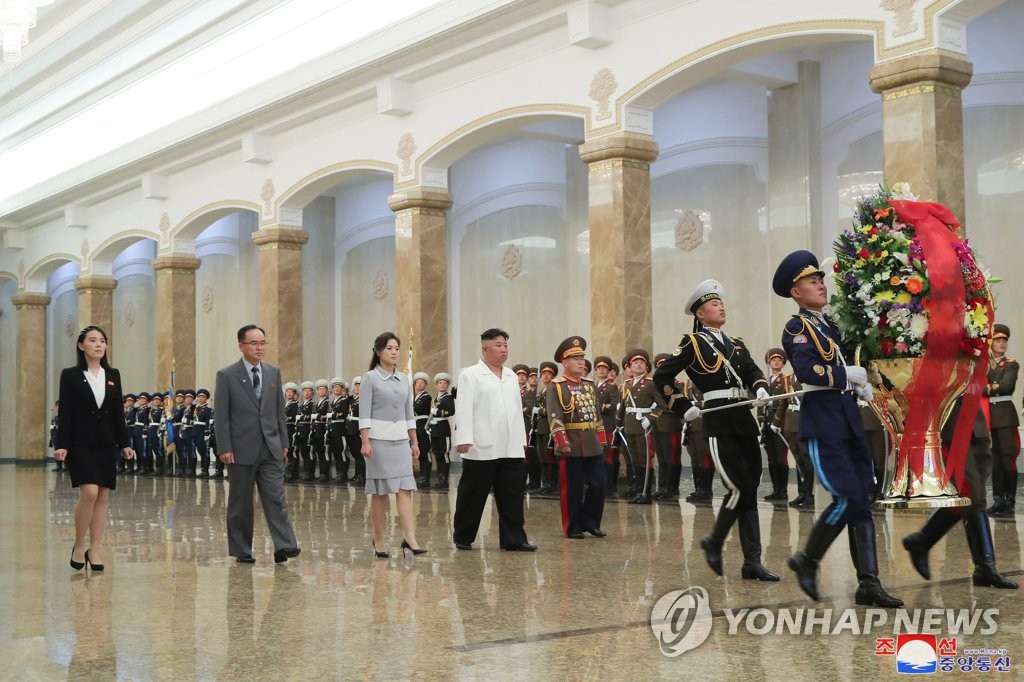 김정은, 김일성 생일에 리설주와 금수산궁전 참배…공연도 관람(종합2보)