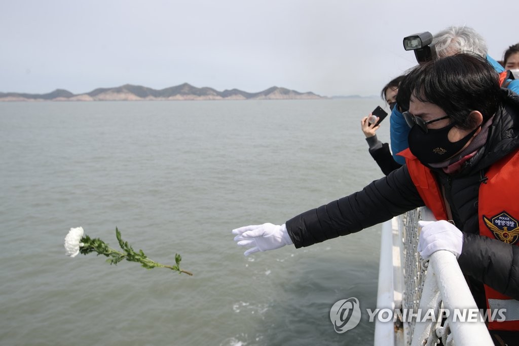 바다에는 흰 꽃잎만…눈물 속 세월호 7주기 선상 추모식