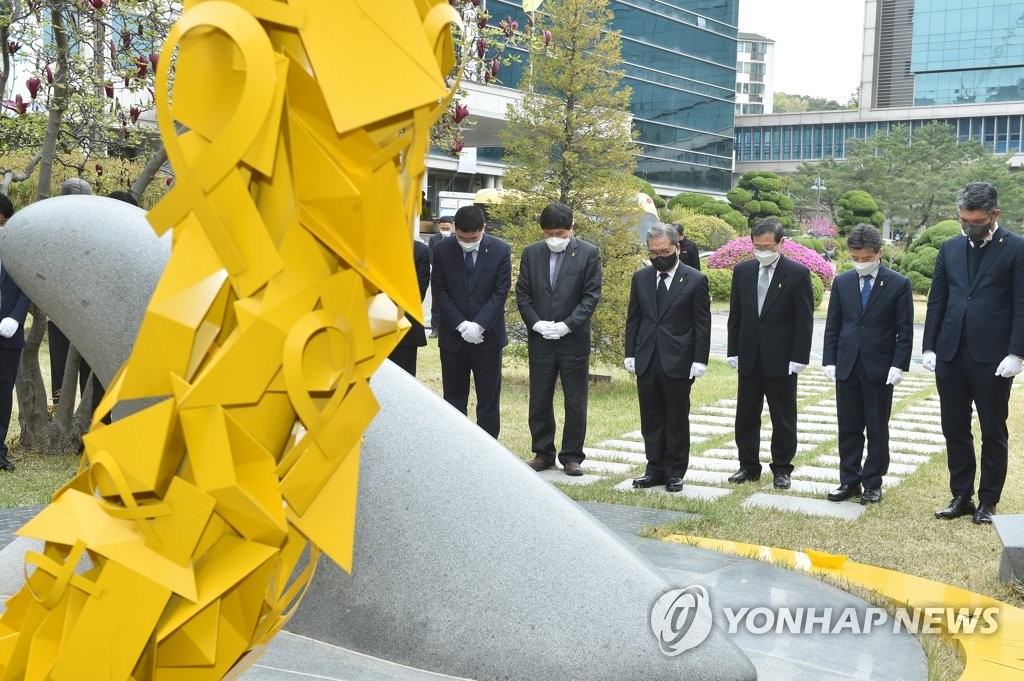 "잊지 않고 기억할게"…안산·진도·인천서 세월호 7주기 추모식